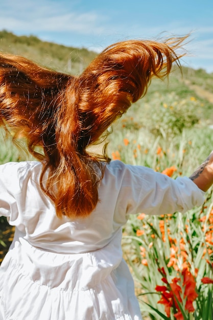 Femme dans un champ de fleurs