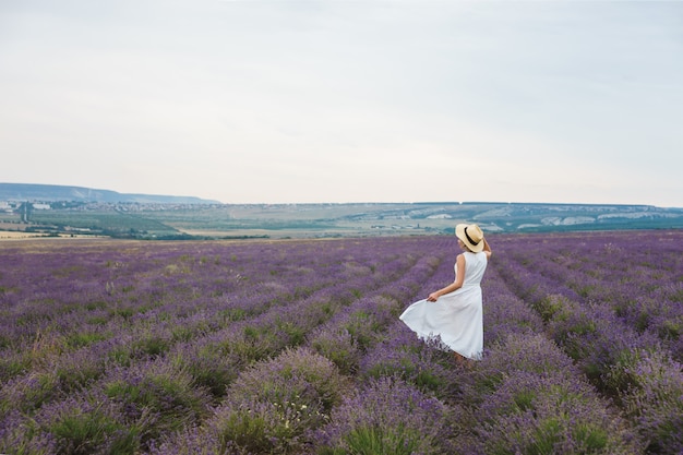 Une femme dans le champ de lavande