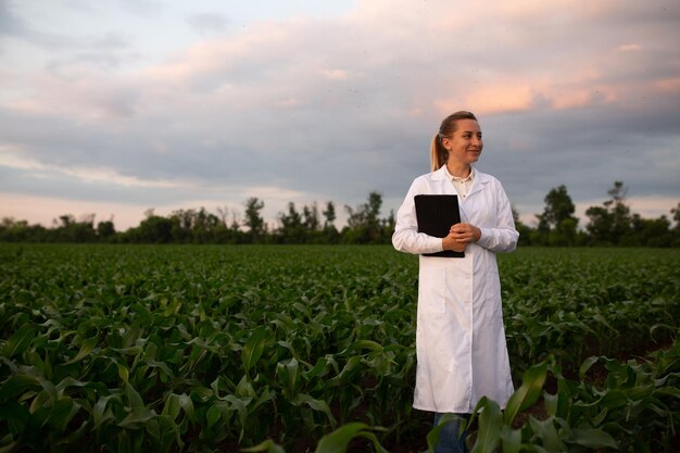 Une femme dans un champ de maïs