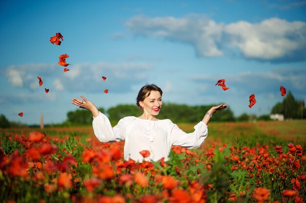 Femme dans un champ de pavot