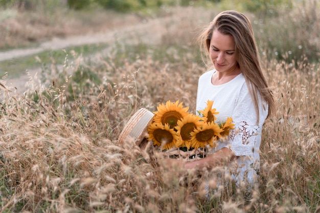 Femme, dans, champ, tenue, tournesols