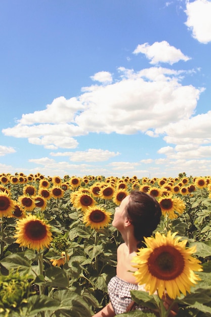 Une femme dans un champ de tournesols