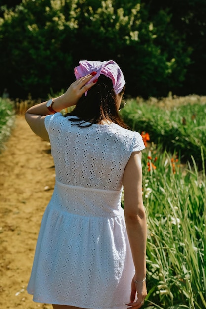 femme dans un champ