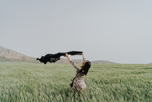 Femme dans les champs de blé