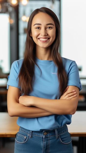 Une femme dans une chemise bleue avec un logo sur le devant.