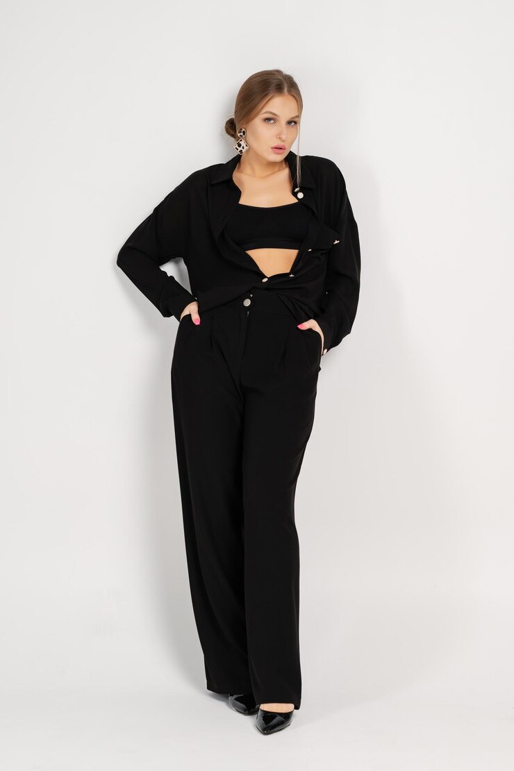 femme, dans, a, chemisier, et, pantalon, studio, femme, portrait