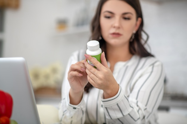 Femme dans un chemisier rayé à la réflexion