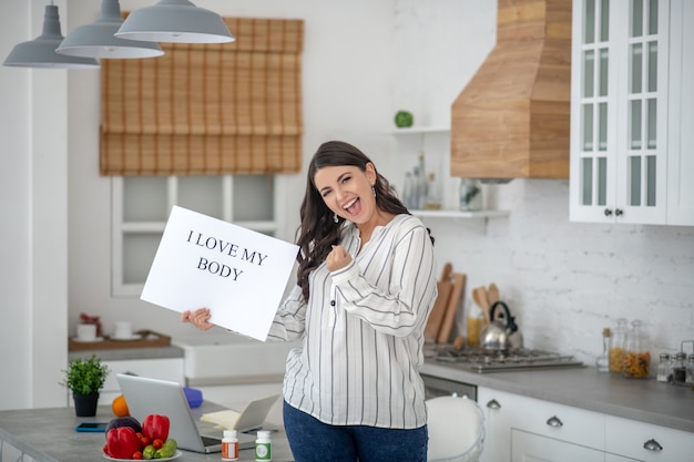 Femme dans un chemisier rayé se sentant incroyable