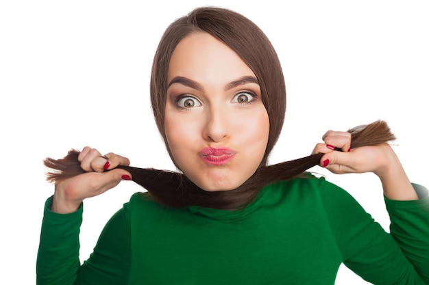 Femme dans un col roulé vert montrant des émotions et des sentiments