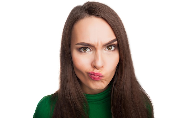 Femme dans un col roulé vert montrant des émotions et des sentiments