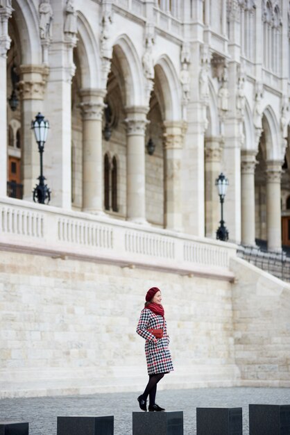 Femme dans le contexte d'une puissante structure architecturale européenne