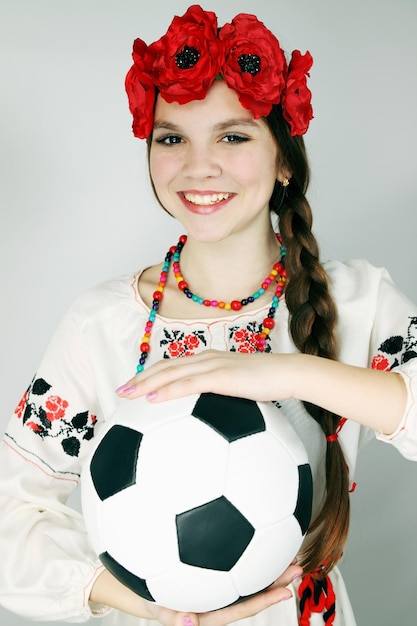 La femme dans le costume ukrainien tient la boule