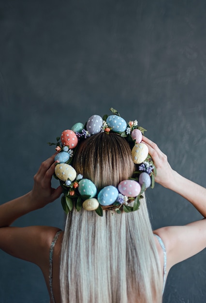 Femme, dans, couronne pâques