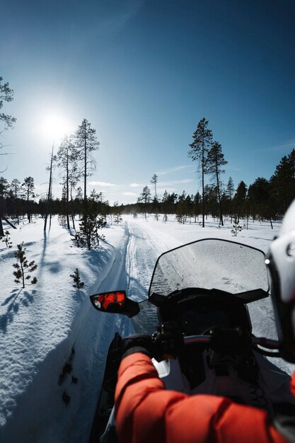 Femme dans une course de traîneaux à moteur