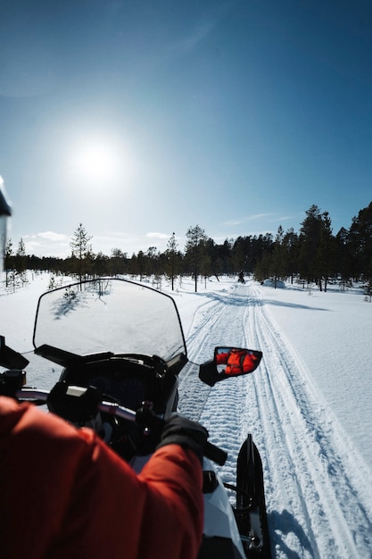 Femme dans une course de traîneaux à moteur