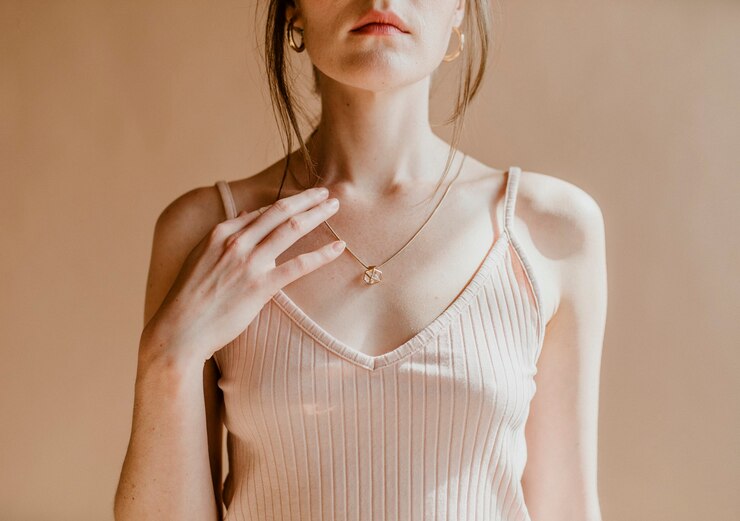 Photo femme dans un débardeur rose clair
