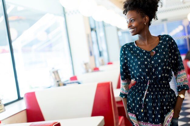 Femme dans le diner