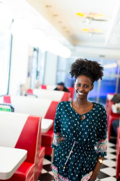 Femme dans le diner