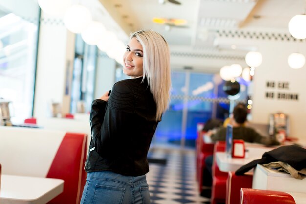 Femme dans le diner