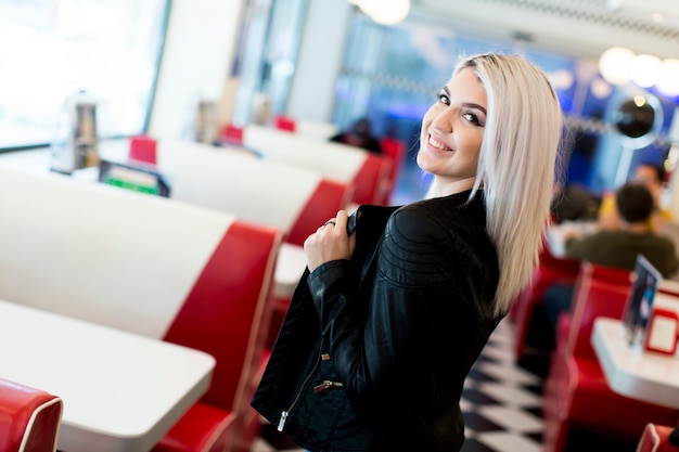 Femme dans le diner