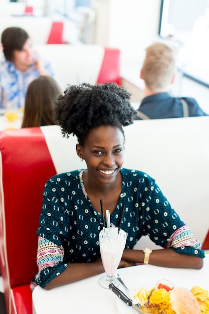 Femme dans le diner