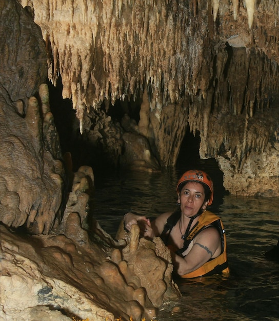 Photo femme dans l'eau à la grotte