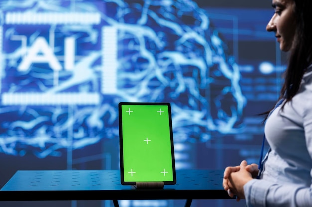 Une femme dans l'espace de travail utilise l'intelligence artificielle sur un dispositif de mock-up en gros plan