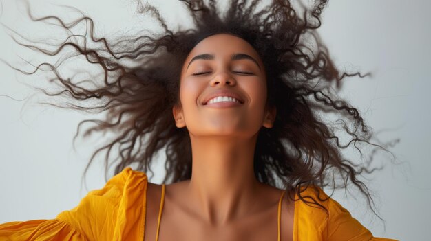 Femme dans un état de pure joie proche de bonheur succès fond blanc