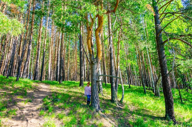 Une femme dans la forêt au printemps.