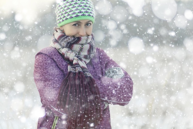 Femme dans la forêt d'hiver