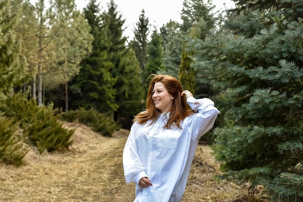 femme dans la forêt