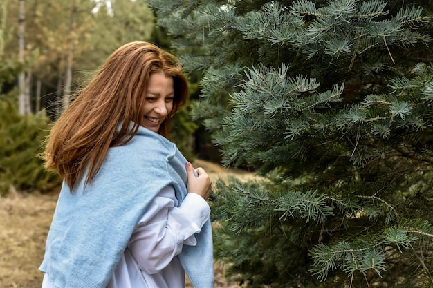 femme dans la forêt