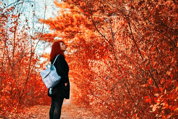 Femme dans la forêt.