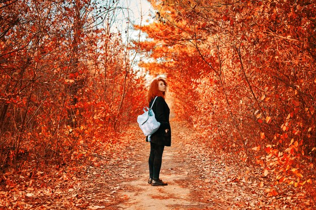 Femme dans la forêt.