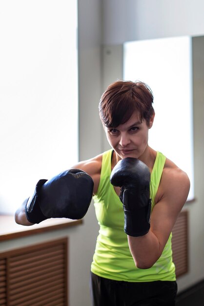 a, femme, dans gymnase, boxe