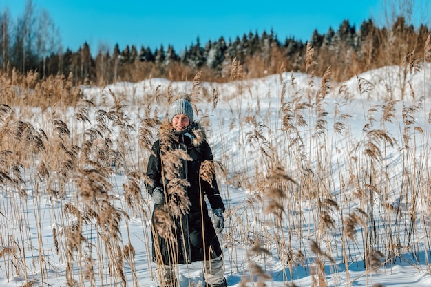 Femme dans l'herbe sèche en hiver