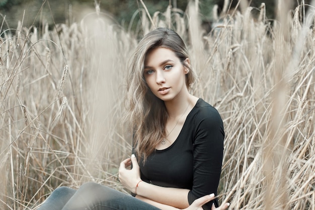 Femme dans l'herbe sèche.