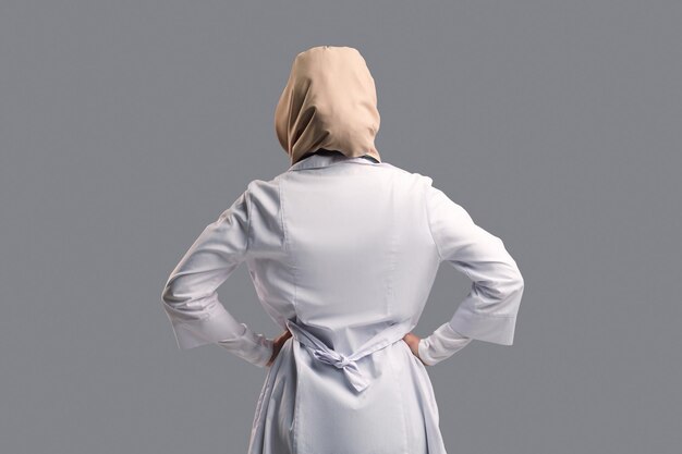 femme, dans, hijab, et, manteau laboratoire, staning, dos