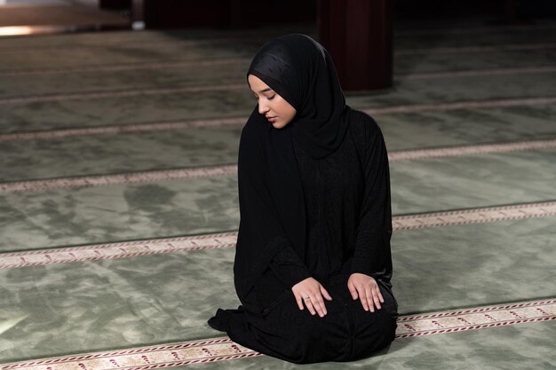 femme, dans, hijab, séance, dans, mosquée, et, prier