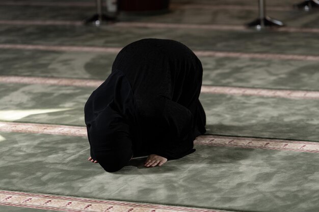 femme, dans, hijab, séance, dans, mosquée, et, prier