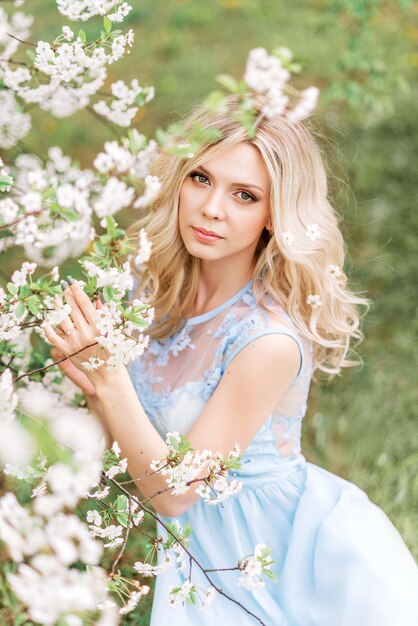 Femme dans un jardin fleuri. Photo tendre avec des fleurs blanches