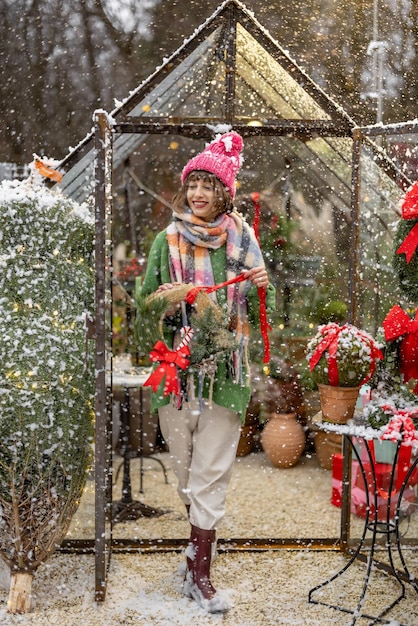 Femme dans un jardin joliment décoré pour des vacances d'hiver