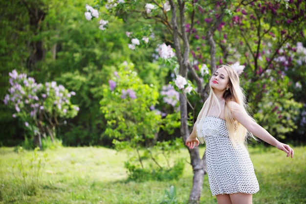 Femme dans un jardin de printemps