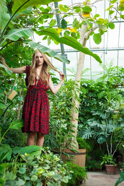 Femme dans le jardin de la station portant des vêtements d'été légers