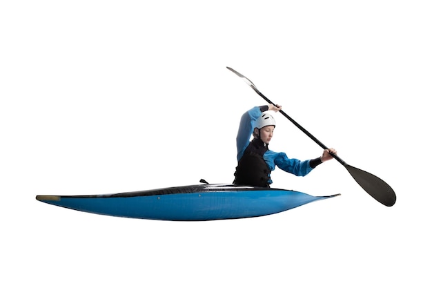 Femme dans un kayak isolé sur blanc