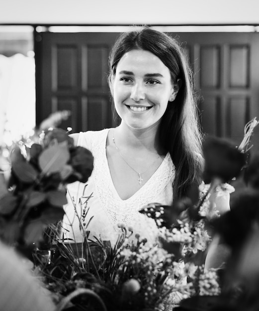 Femme dans un magasin de fleurs