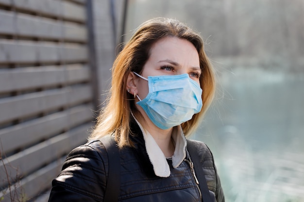 Femme dans un masque de protection au bord de la rivière