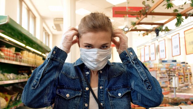 Femme Dans Un Masque De Protection Dans Un Magasin