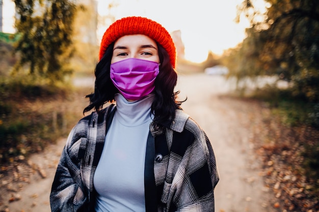 Femme dans un masque se dresse dans la rue