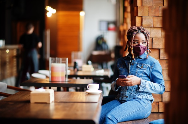 Femme, dans, masque visage, dans, café